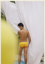 UPRO Slip de bain homme jaune avec logo – photo de campagne en extérieur, photo 2 sur 5