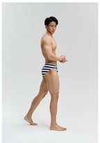 UPRO Slip de bain homme rayé noir et blanc – porté en studio, photo 2 sur 3