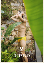 UPRO Slip de bain homme jaune avec logo – photo de campagne en extérieur, photo 1 sur 5