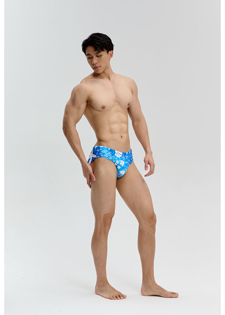 UPRO Slip de bain homme bleu imprimé océan – porté en studio, photo 1 sur 3