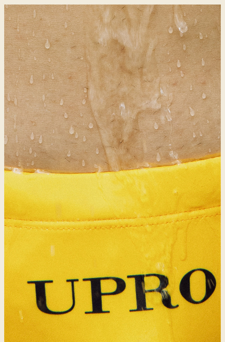 UPRO Slip de bain homme jaune avec logo – photo de campagne en extérieur, photo 5 sur 5