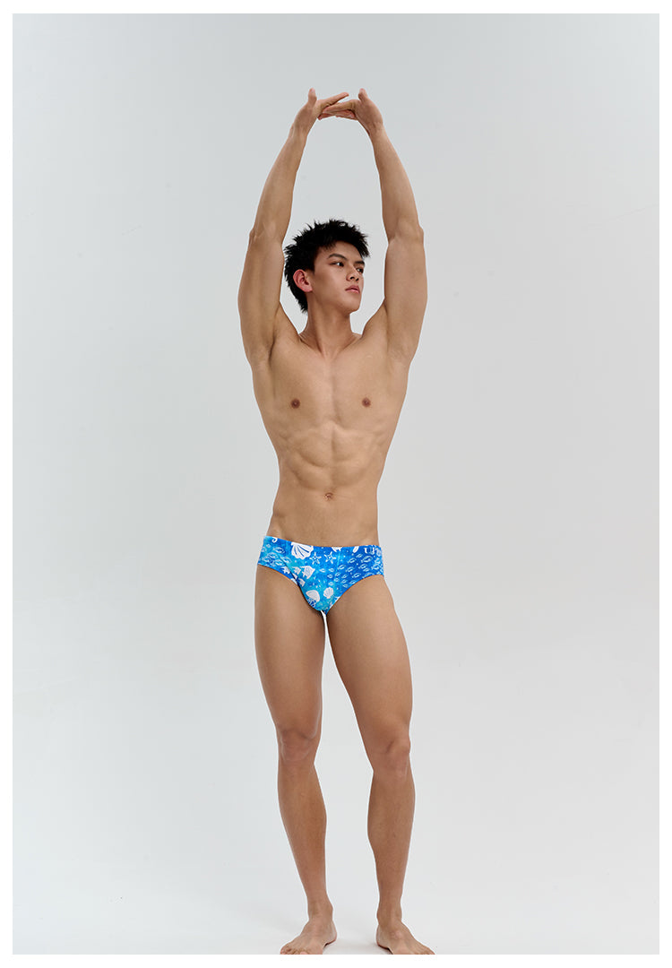UPRO Slip de bain homme bleu imprimé océan – porté en studio, photo 3 sur 3