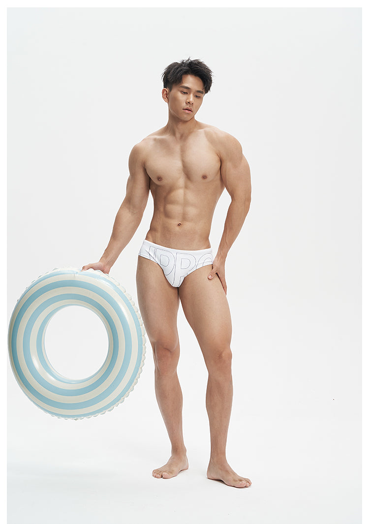 UPRO Weisser Badeslip Herren mit Logo-Print – am Model im Studio, Foto 3 von 3