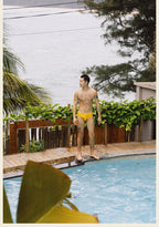 UPRO Slip de bain homme jaune avec logo – photo de campagne en extérieur, photo 4 sur 5
