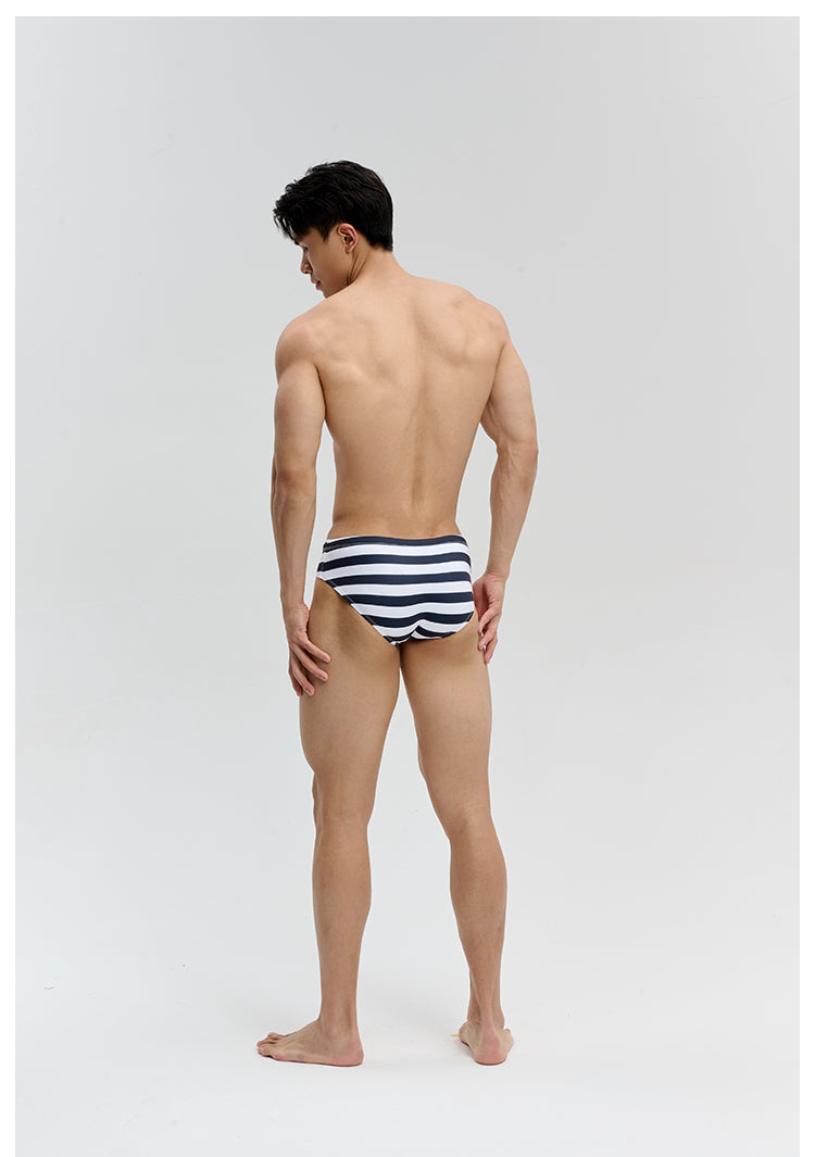 UPRO Slip de bain homme rayé noir et blanc – porté en studio, photo 3 sur 3