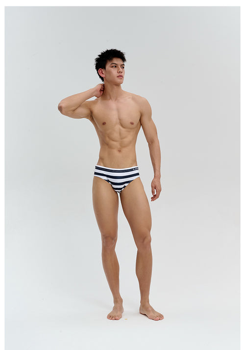UPRO Slip de bain homme rayé noir et blanc – porté en studio, photo 1 sur 3