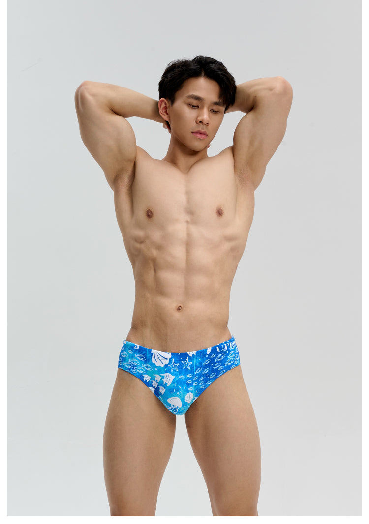 UPRO Slip de bain homme bleu imprimé océan – détail de la coupe en studio, photo 1 sur 2